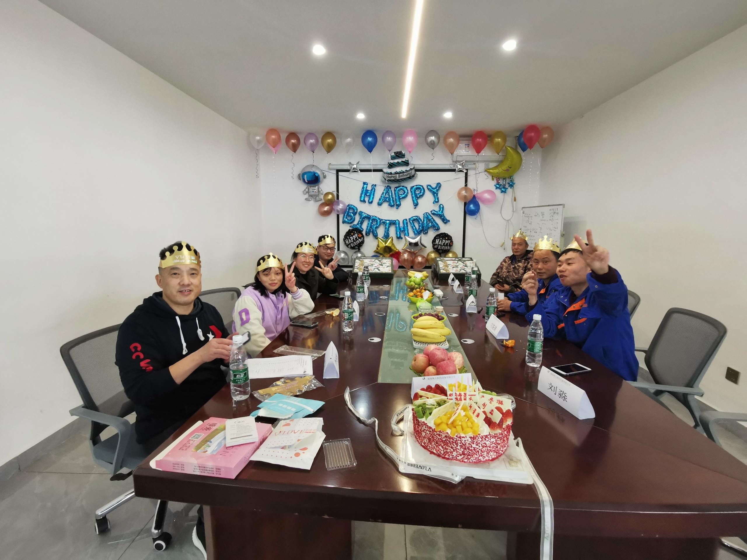 秋立公司12月份员工生日会